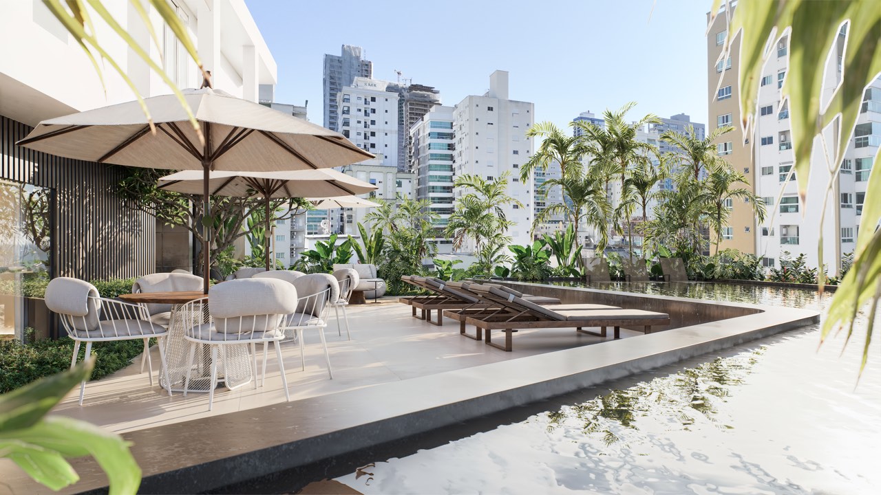 Área externa com deck e vista da cidade