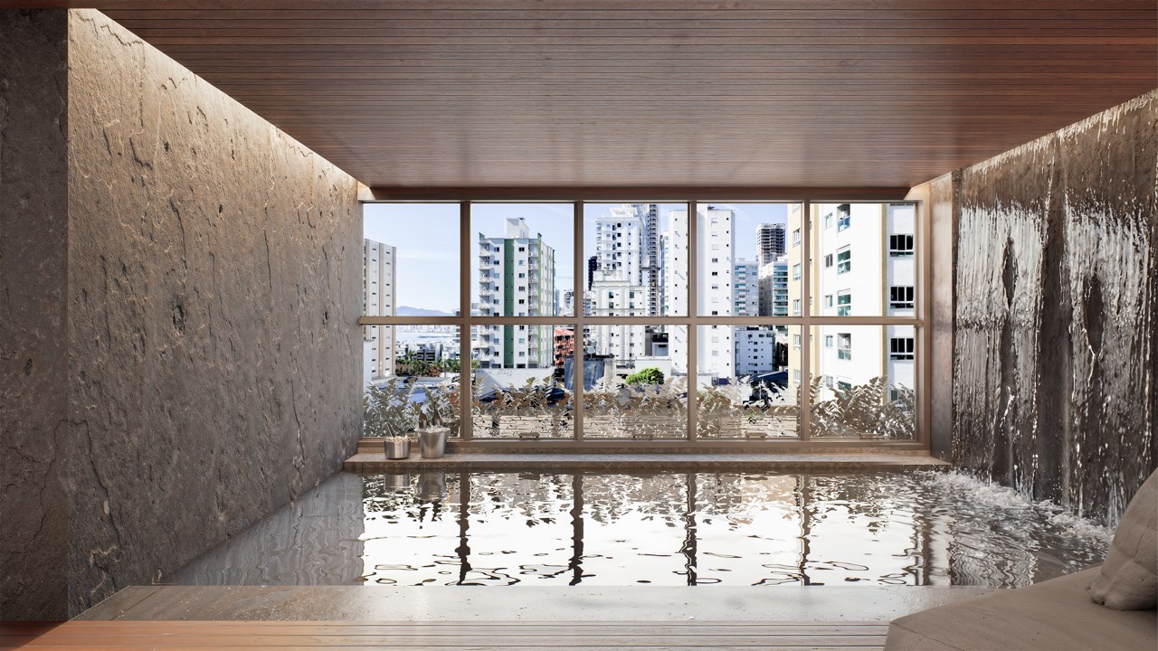 Piscina externa com luz diurna